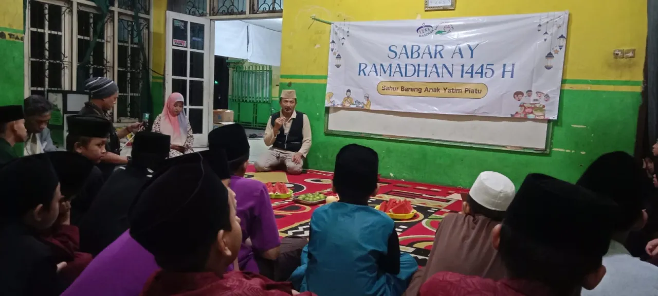 BAKSOS'E SUROBOYO DAN IKASDASA GELAR KEGIATAN SAHUR BARENG ANAK YATIM PIATU