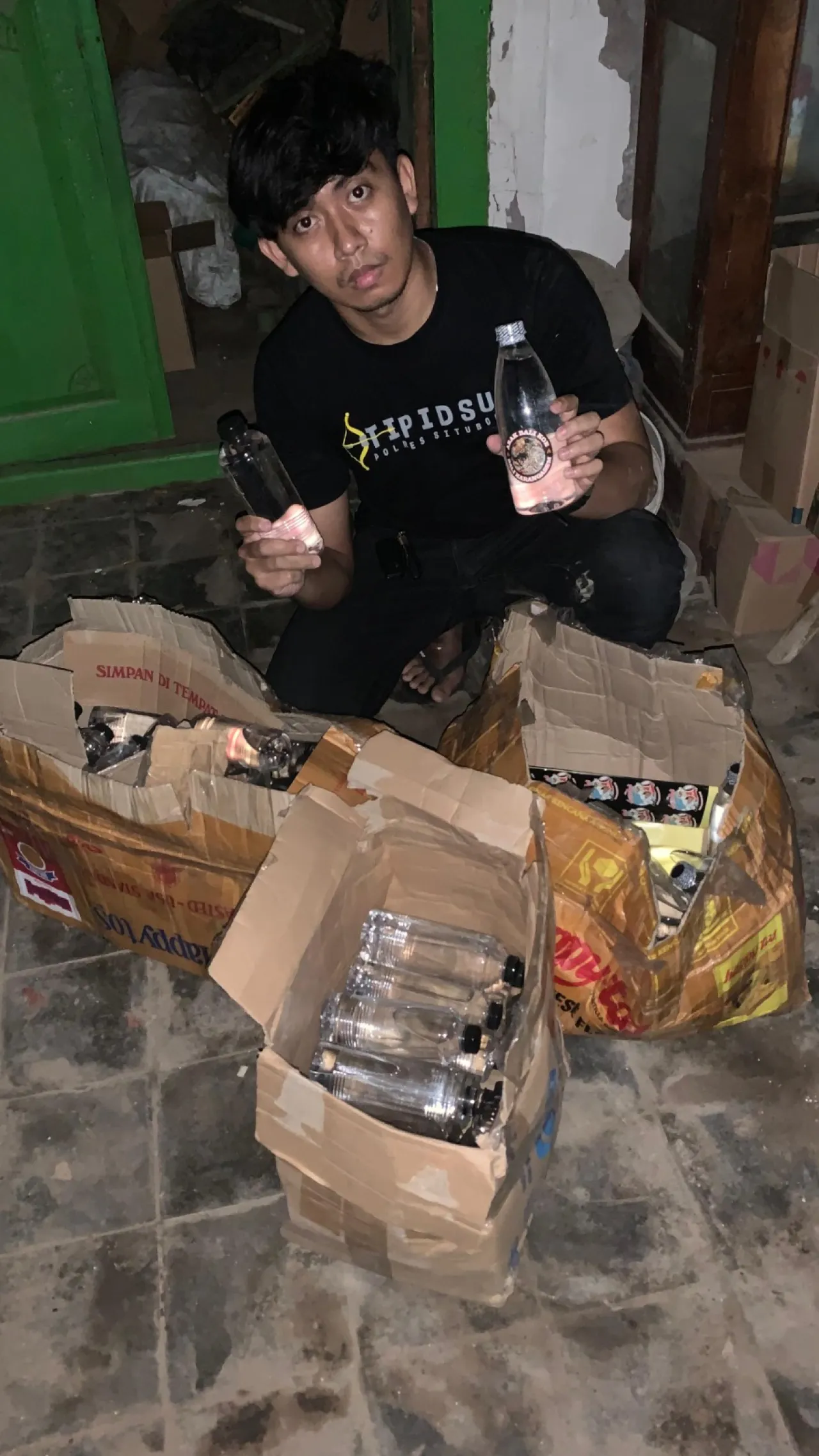 Dukung Operasi Pekat Semeru 2024, Polsek Banyuputih Sita Ratusan Botol Miras