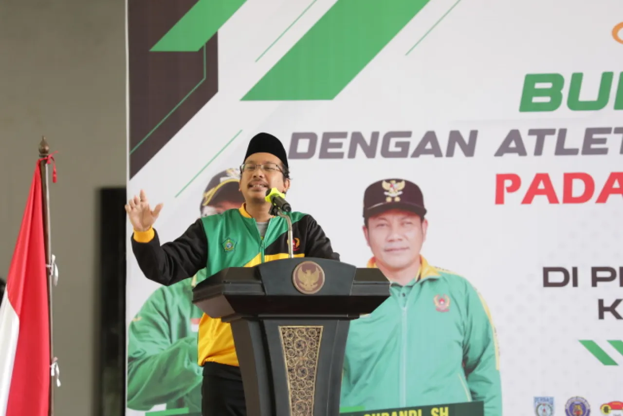 Gus Muhdlor Serahkan Bonus Untuk Atlet dan Pelatih Berprestasi Pada Ajang Porprov Jatim ke VIII