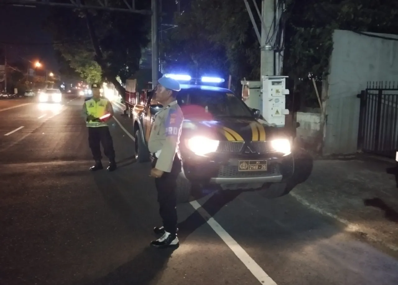 Pantau Situasi Kamtibmas Tahap Pleno Terbuka Pemilu 2024 Polsek Denbar Giatkan Bluelight Patrol