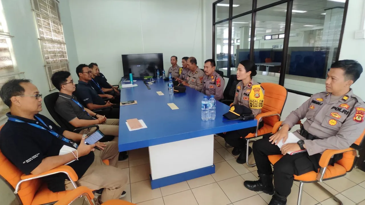 Polsek Densel Gelar Jumat Curhat Bersama Staf dan Karyawan PT. HIS Tour And Travel