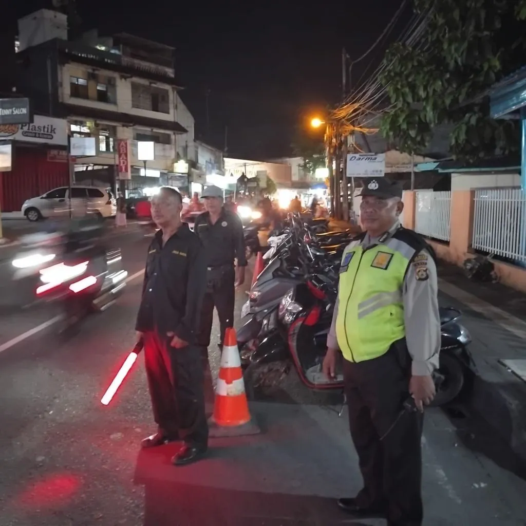 Beri Rasa Aman pada Jamaah Personel Polsek Denbar Pam Sholat Tarawih Di bulan Ramadhan