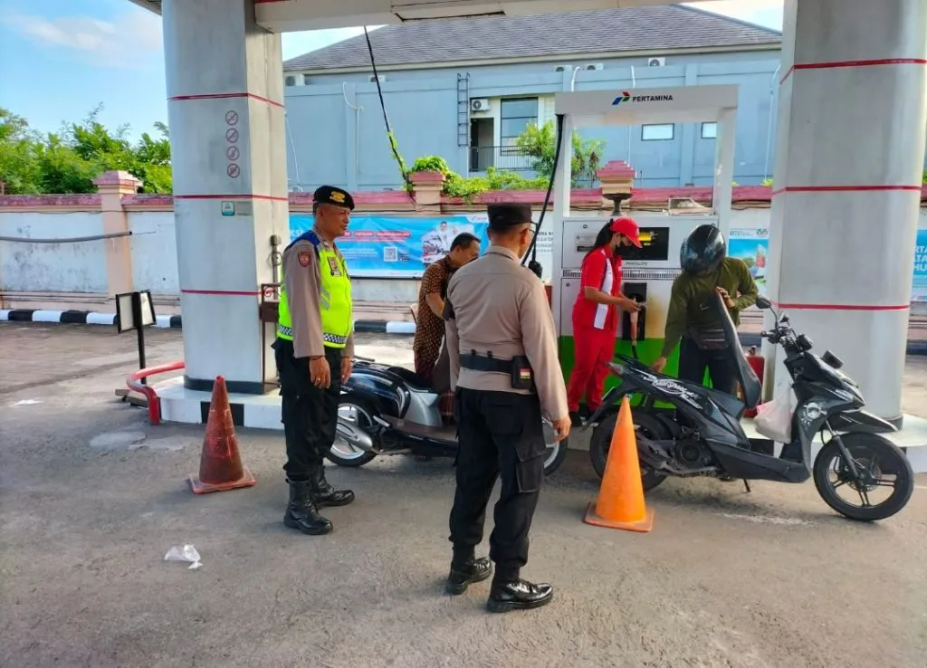 Lakukan Patroli Dialogis Polsek Denbar Antisipasi Praktek Kecurangan Di SPBU