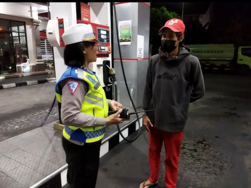 Jamin Ketersedian BBM Jelang Lebaran Polsek Denbar Sambangi SPBU