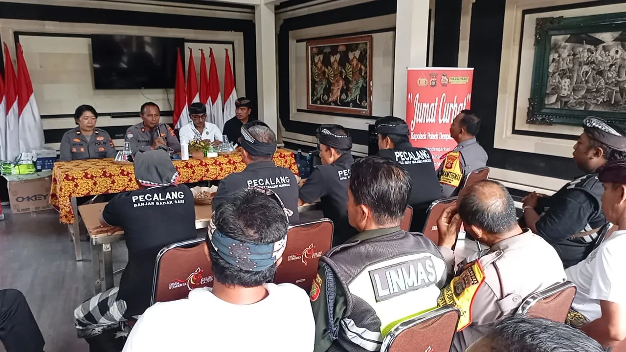 Bangun Kemitraan dengan Masyarakat: Polsek Dentim Gelar Jumat Curhat Di Desa Sumerta Kelod