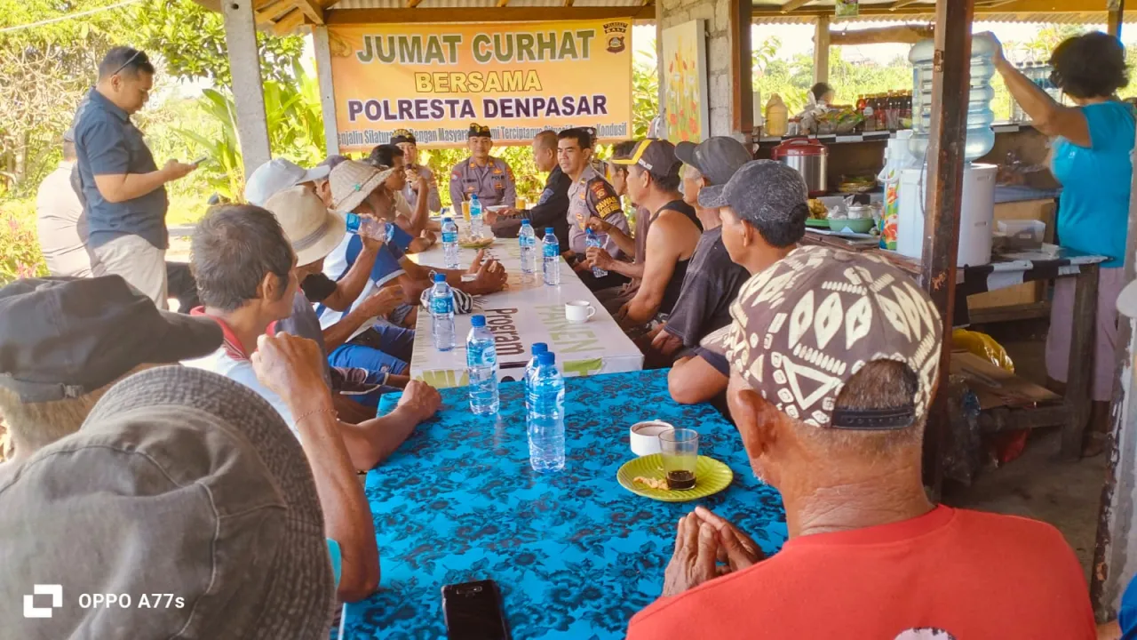 Kapolresta Denpasar  'Jumat Curhat' bersama Kelompok Tani Uma Palak di Warung Damai