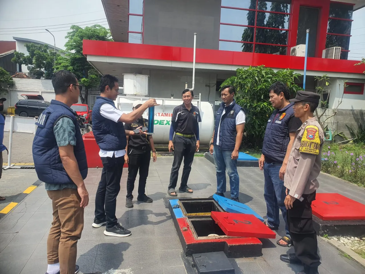 Polres Tanjung Perak Pastikan Tidak Ada Campuran Zat Lain - Stok Cukup Di SPBU Surabaya Utara