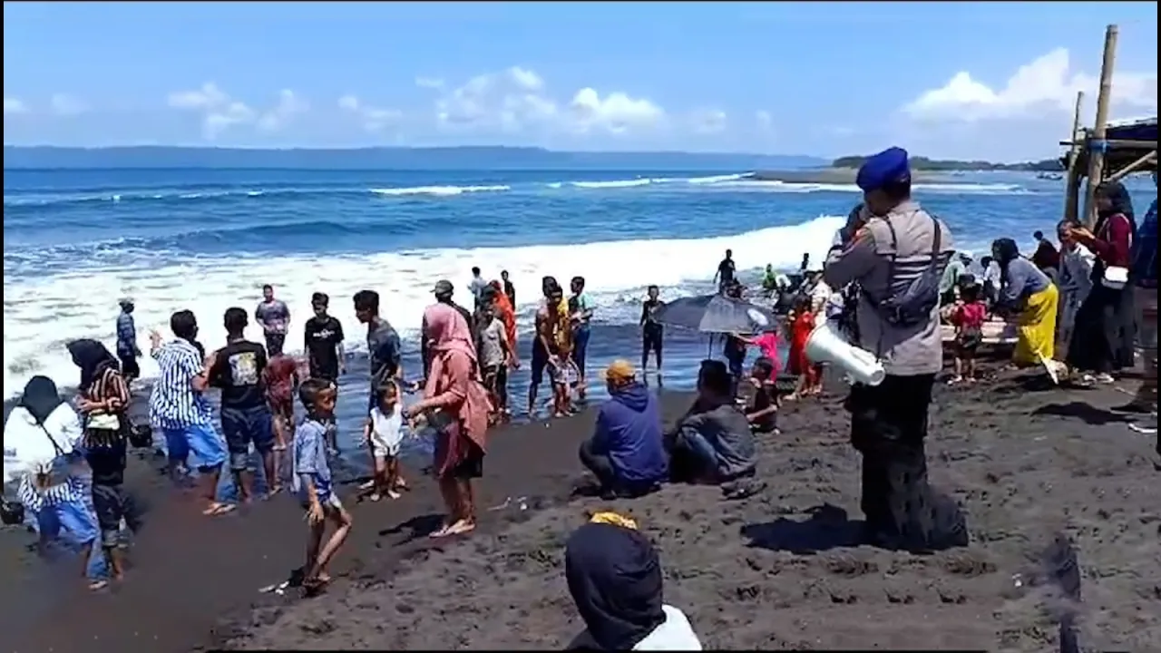 Kapolres Jember Sampaikan Himbauan Di Tempat Wisata Pantai