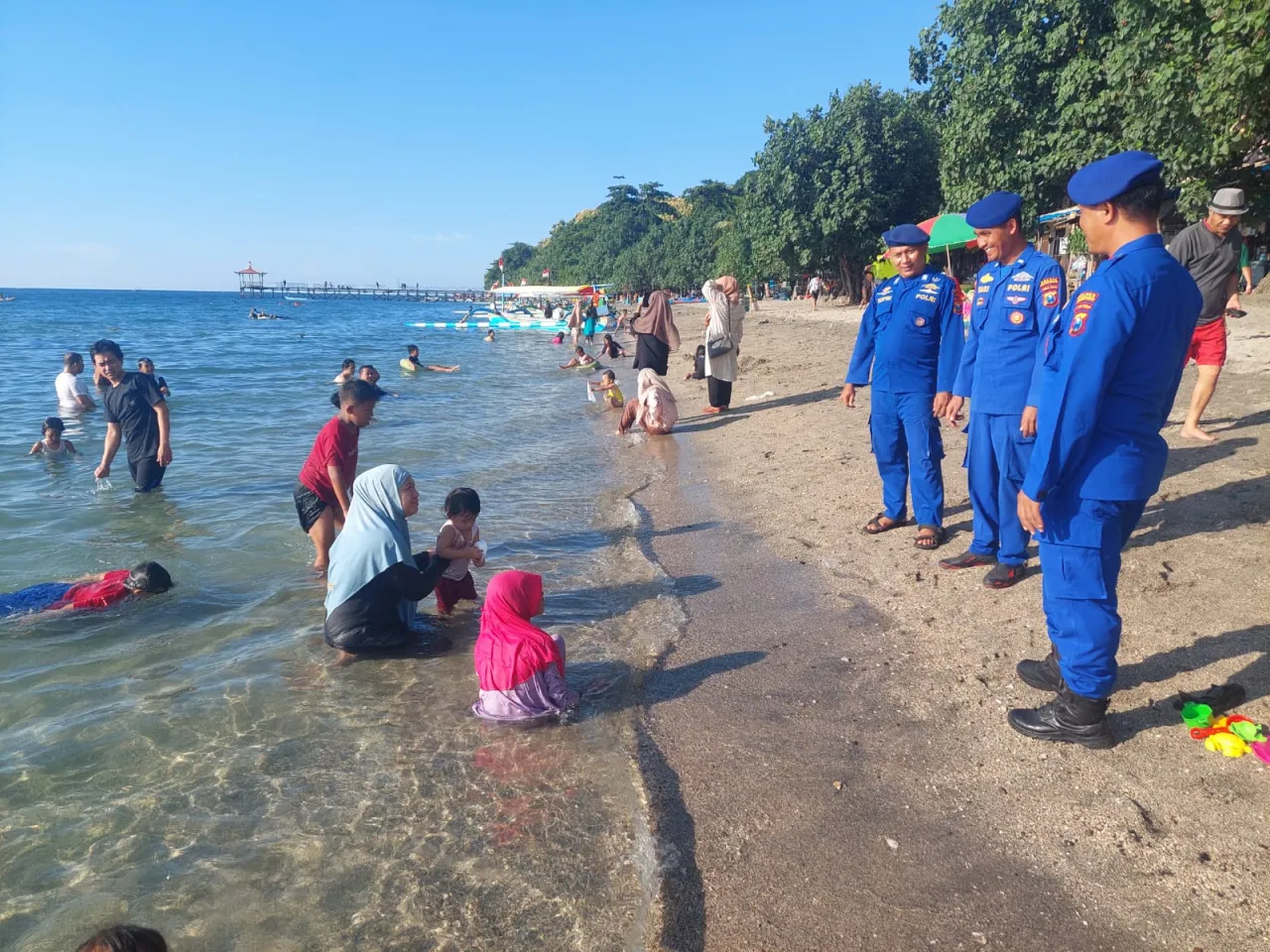 Polisi Sigap Selamatkan 2 Wisatawan Tenggelam Saat Bermain Kano di Pantai Pasir Putih Situbondo