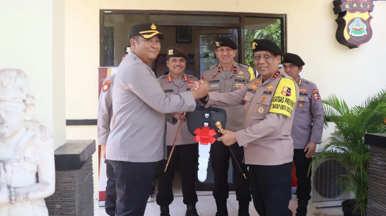 Kakorsabhara Polri Serahkan Bantuan Dua Kendaraan Dinas Ke Polresta Denpasar