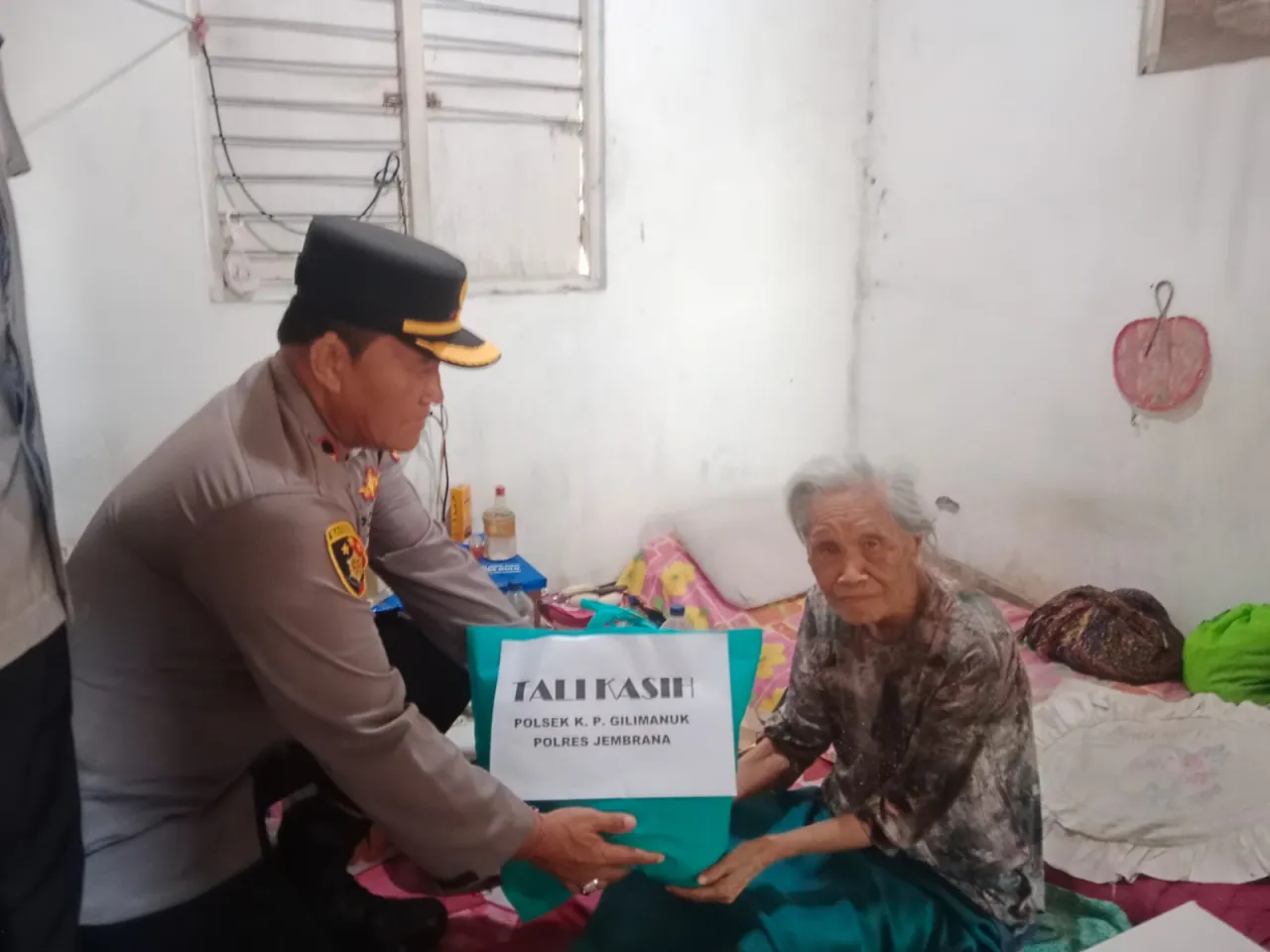 Minggu Kasih: Kapolsek Gimanuk Berikan Bantuan Sembako kepada Masyarakat Kurang Mampu di Lingkungan Penginuman