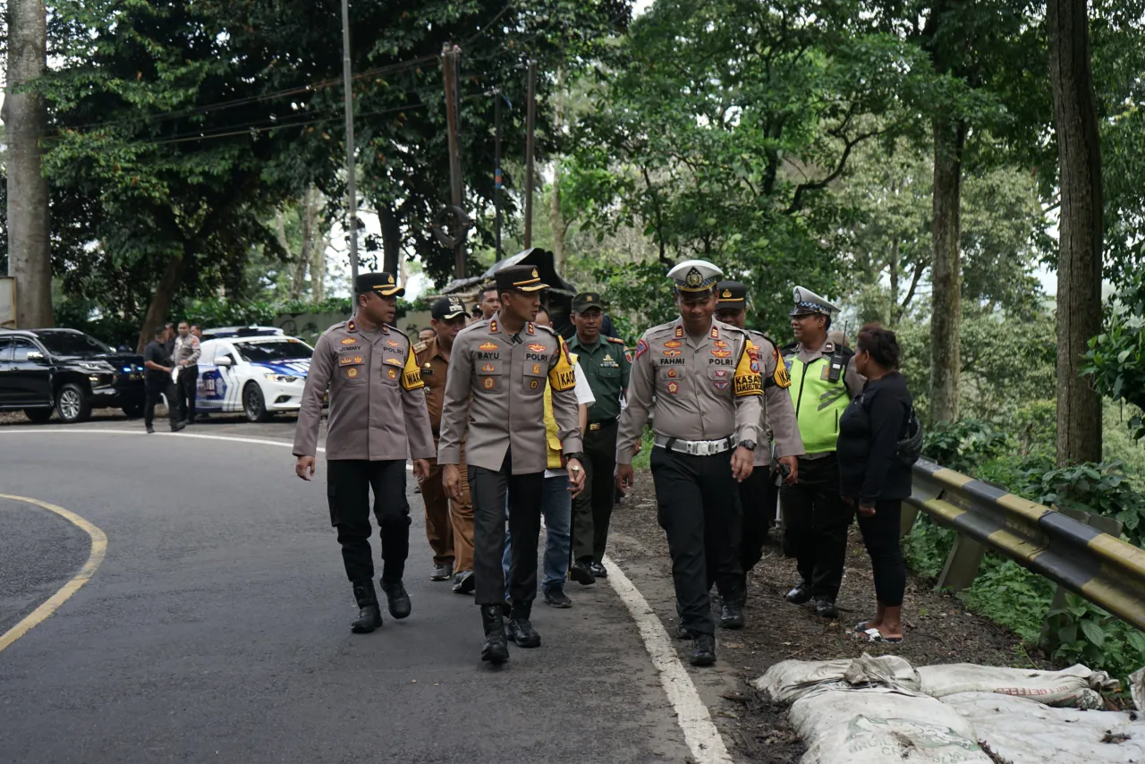 Kapolres Jember Cek Jalan Lintas Gumitir yang Retak Himbau Kendaraan Berat Lewat Jalur Pantura