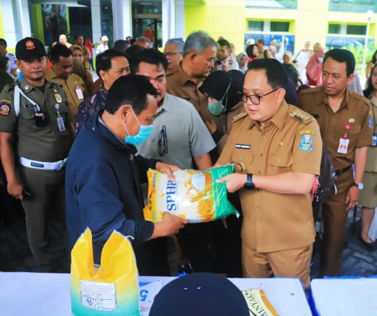Pj. Gubernur Adhy Pastikan Stok dan Harga Bahan Pokok di Jatim Stabil