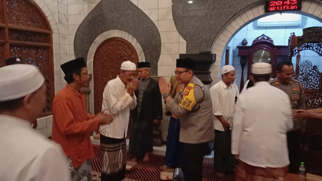 Jumat Curhat: Kapolsek Dentim Terima Curhatan Warga, Usai Perkenalan Diri Sebagai Pejabat Baru