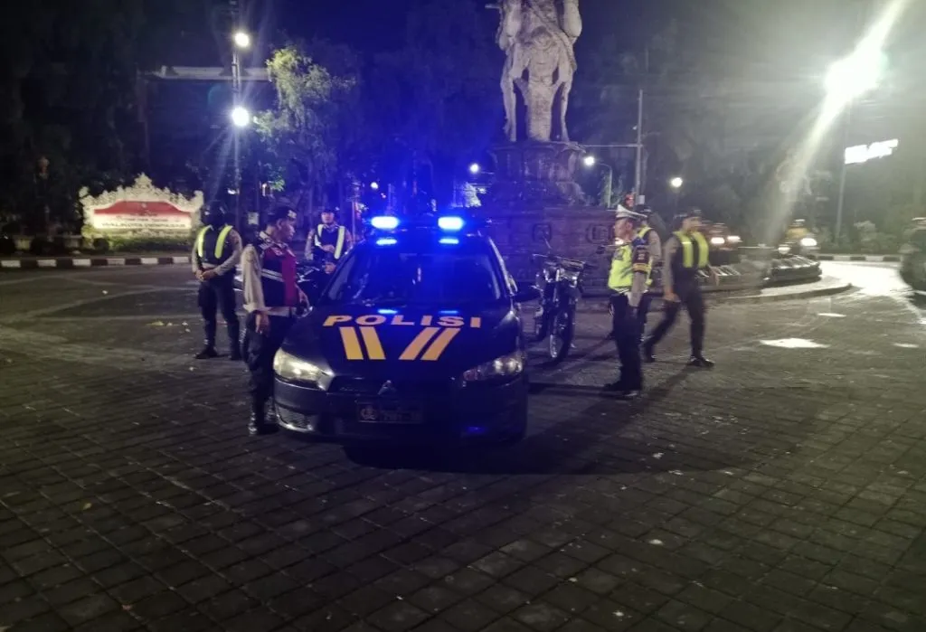 Cegah Kejahatan Malam Polsek Denbar Gabung Samapta Polda Bali Laksanakan Bluelight Patrol
