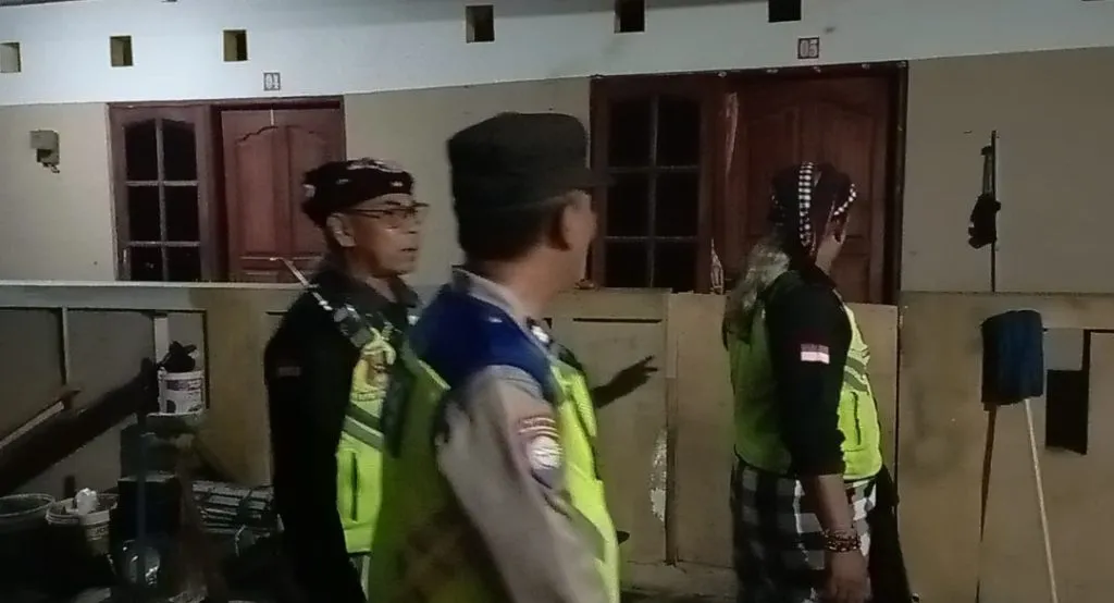 Bhabinkamtibmas Polsek Denbar Gabung Pecalang Patroli Keliling Awasi Rumah-Rumah Kosong yang Ditinggalkan Pemudik