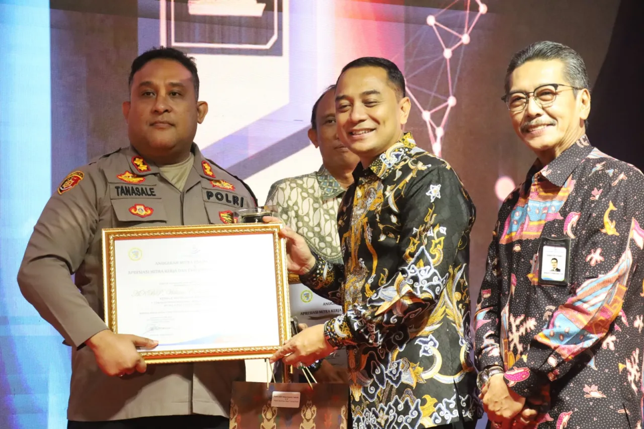 Kapolres Pelabuhan Tanjung Perak Menerima Penghargaan Dari PT DLU kategori Fasilitator