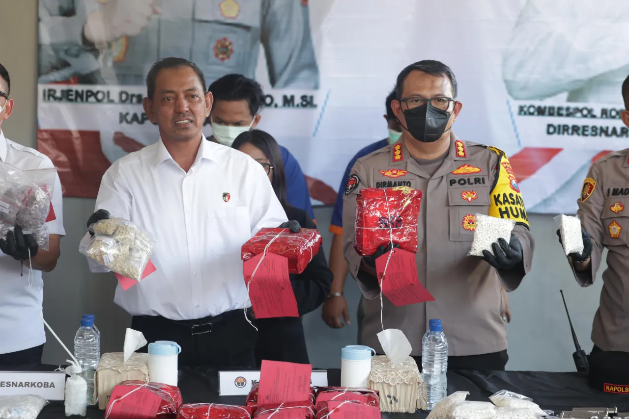 Polda Jatim Bongkar Rumah Produksi Narkoba Di Surabaya