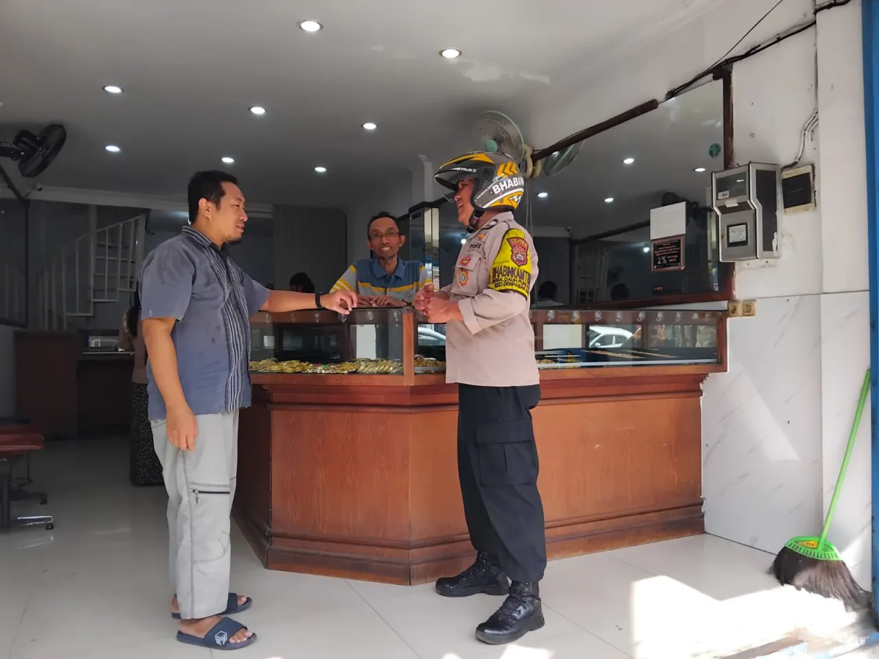 Bhabinkamtibmas Polsek Denbar Aktif Lakukan Patroli Sambang Ke Desa Binaan