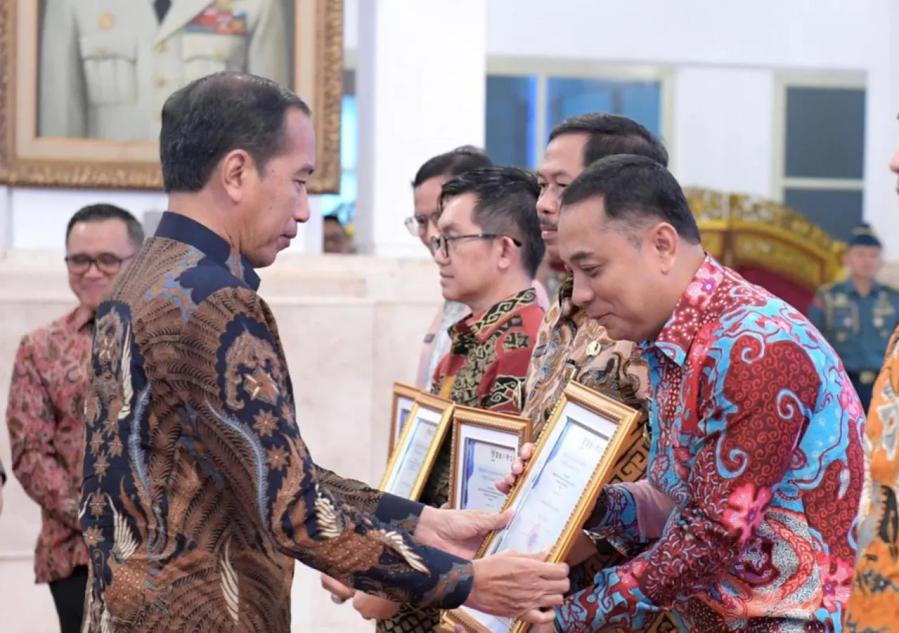 Pemkot Surabaya Terima Penghargaan Dari Jokowi Terkait Sistem Pemerintahan Berbasis Elektronik