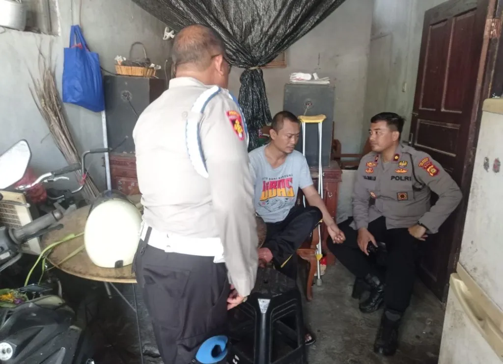 Jenguk Anggotanya Yang Sakit Kapolsek Denpasar Barat Wujudkan Empati Serta Kepedulian