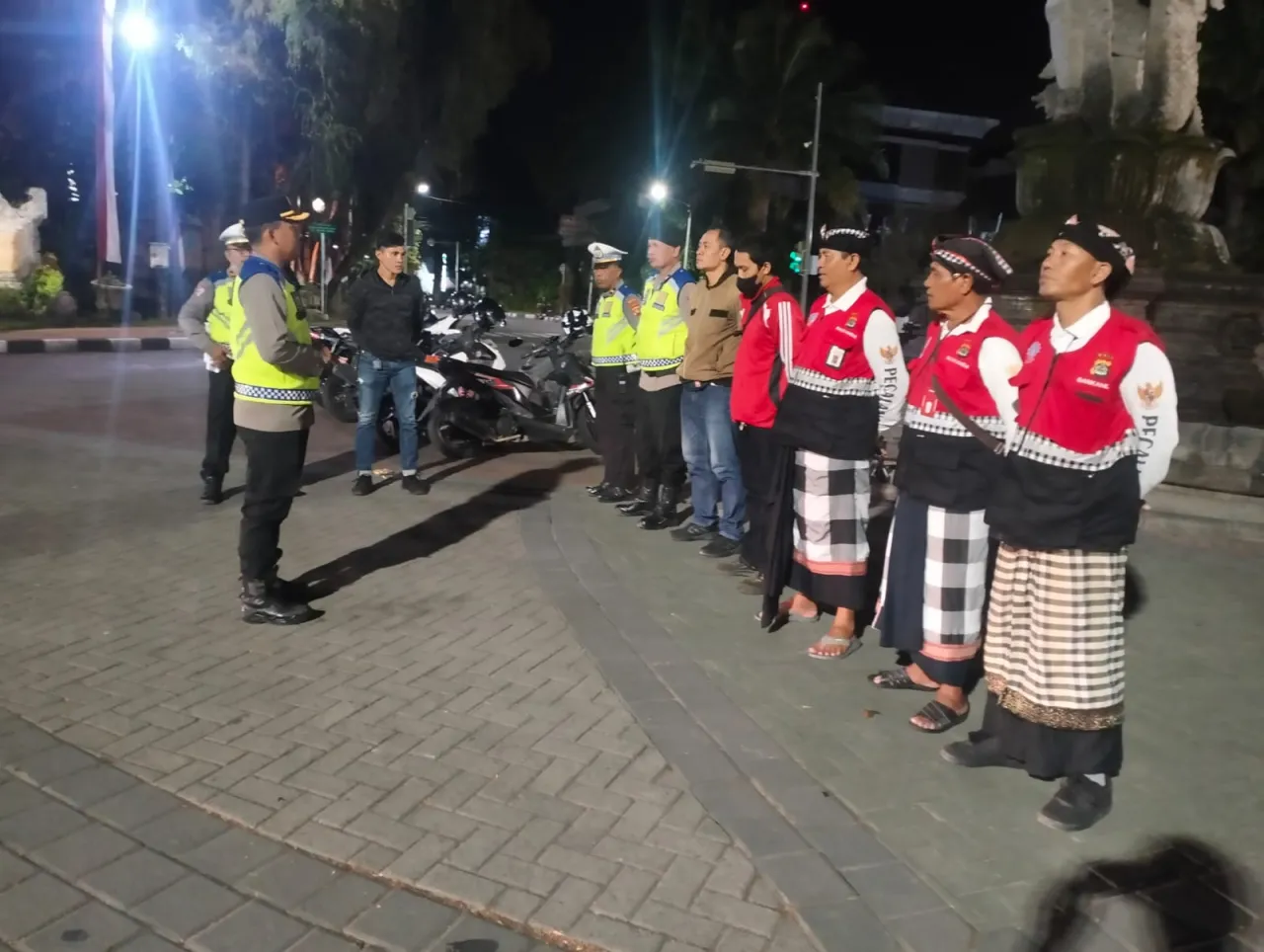 Pantau Kerawanan Malam Minggu Kapolsek Denbar Pimpin Apel Kesiapan Wujudkan Situasi Kamtibmas Kondusif