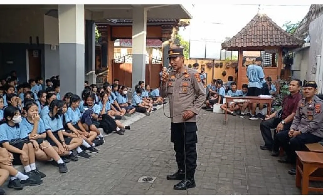 Jumat Curhat : Cegah Kenakalan Remaja Polsek Denbar Sambangi SMP Sapta Andika Denpasar