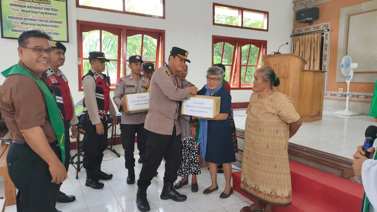 Perhatian Khusus Kapolsek Gilimanuk Berikan Bantuan Sembako kepada Lansia Umat Kristiani