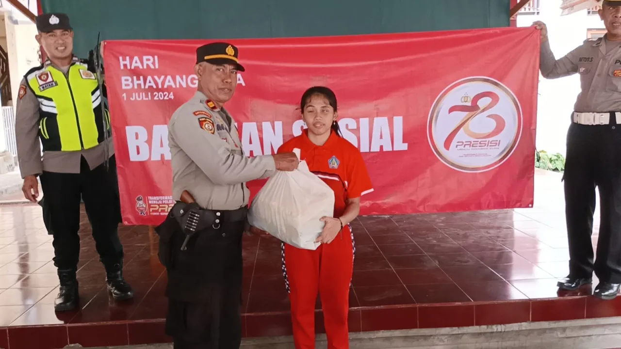 Polsek Denbar Gelar Bakti Sosial Pemberian Sembako Dalam Rangka Hari Bhayangkara ke-78