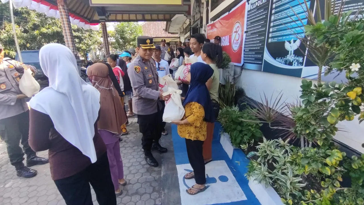 Kapolsek Kawasan Pel.Gilimanuk Bagikan Sembako Kepada Warga Gilimanuk Dalam Rangka Hari Bhayangkara Ke 78