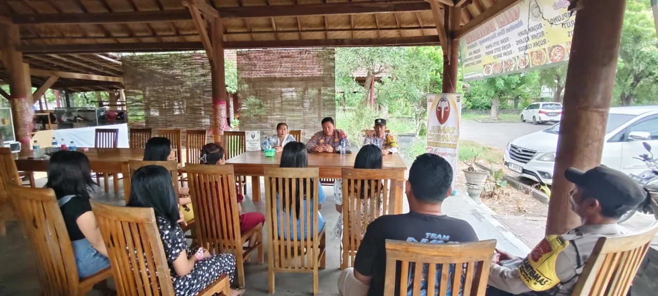Jembrana MULIA, Kapolsek Gilimanuk Gelar Tatap Muka dengan Para Karyawan Warung Waterbe melalui Program "Jumat Curhat"
