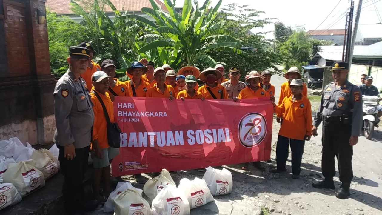 Bakti Sosial peringati Hari Bhayangkara 78, Polsek Denbar Bagikan Paket Sembako Kepada Warga
