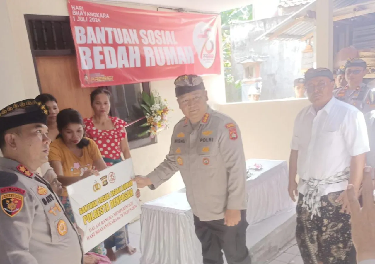 Kapolsek Denbar Dampingi Kapolresta Denpasar Peresmian Bedah Rumah Dalam Rangka Hari Bhayangkara Ke-78