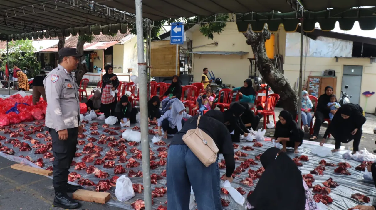 Pastikan Kegiatan Pembagian Daging Qurban Berjalan Dengan Aman, Personel Polresta Denpasar Lakukan P