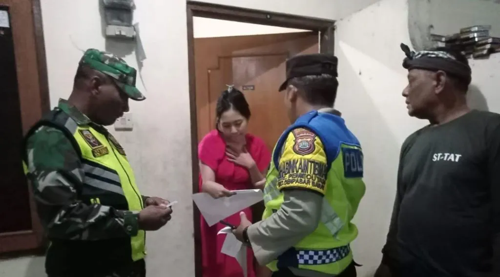 Tertibkan Administrasi Penduduk Pendatang, Personil Polsek Denbar Lakukan Sidak