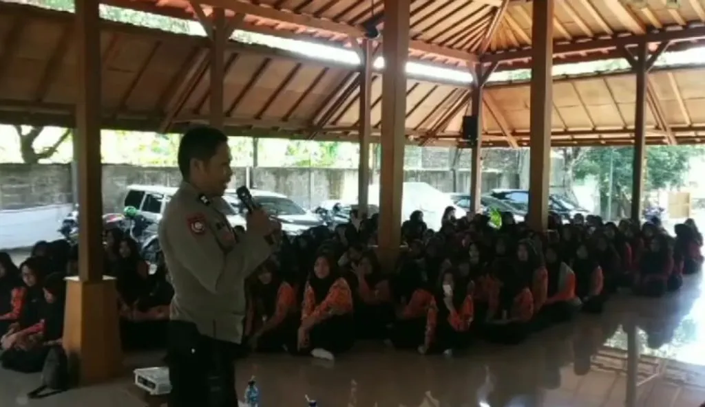 Cegah kenakalan Remaja Bhabinkamtibmas Polsek Denbar Sambangi Yayasan Kalifa Nusantara Denpasar