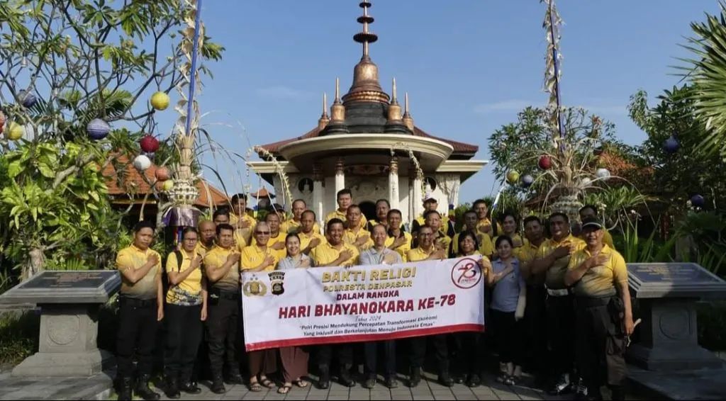 Sambut Hari Bhayangkara ke-78, Polsek Denbar Gelar Bakti Religi Bersih-Bersih Rumah Ibadah