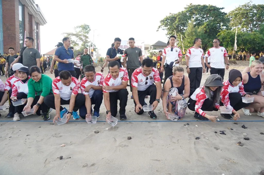 Pangdam IX/UDY Dan Kapolda Bali Olahraga Bersama di Kuta