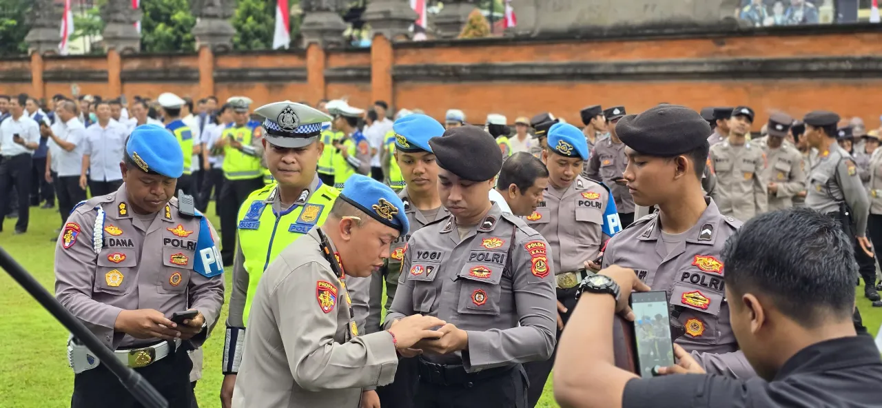 Kabid Propam Polda Bali Cek Hp, Cegah Terjerumus Judi Online