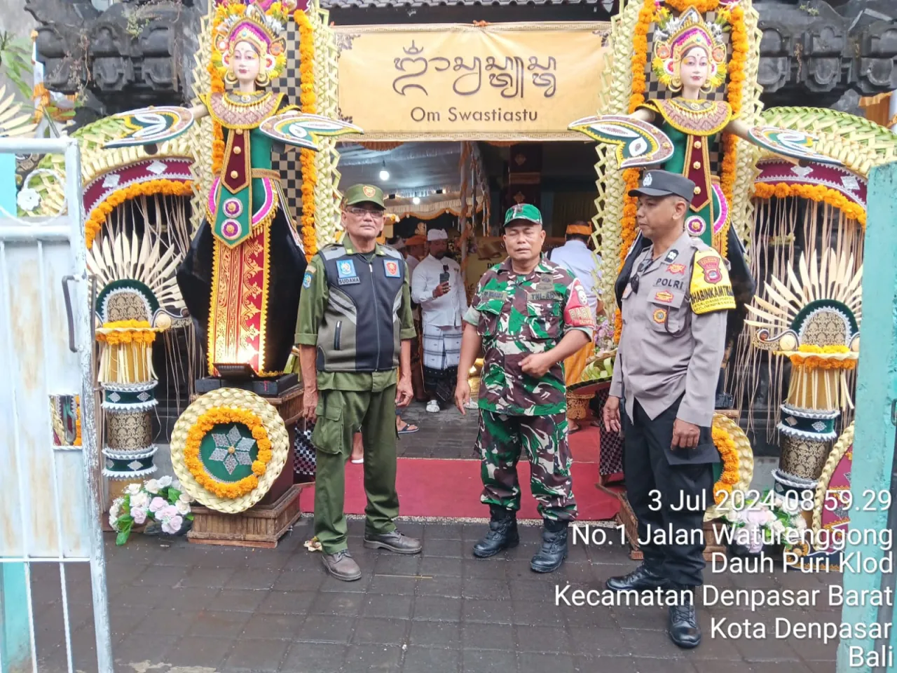 Dukung Kearifan Lokal, Bhabinkamtibmas Polsek Denbar Jaga Kegiatan Manusa Yadnya