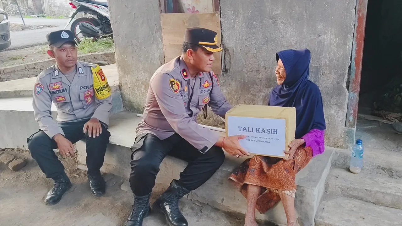 Wujudkan Polres Jembrana MULIA, Kapolsek Gilimanuk Berikan Sembako Kepada Lansia di Lingkungan Asih Timur Gilimanuk.