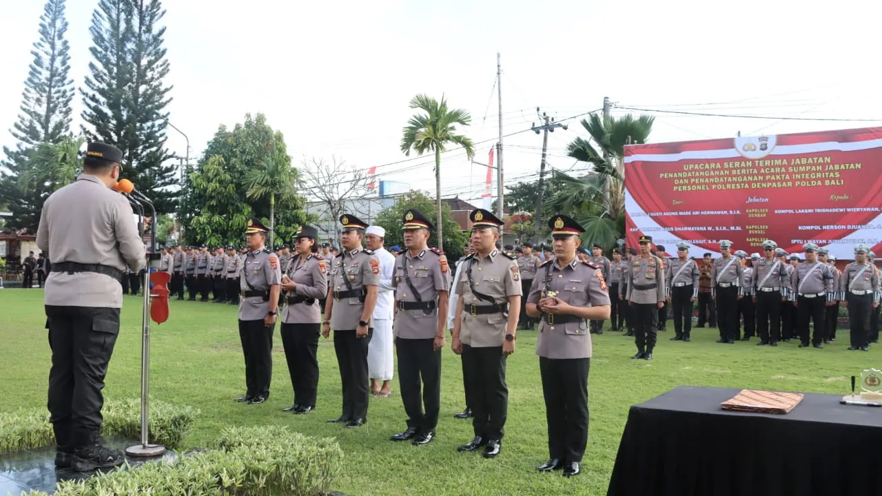 Polresta Denpasar Gelar Upacara Serah Terima Jabatan Tiga Kapolsek Jajaran