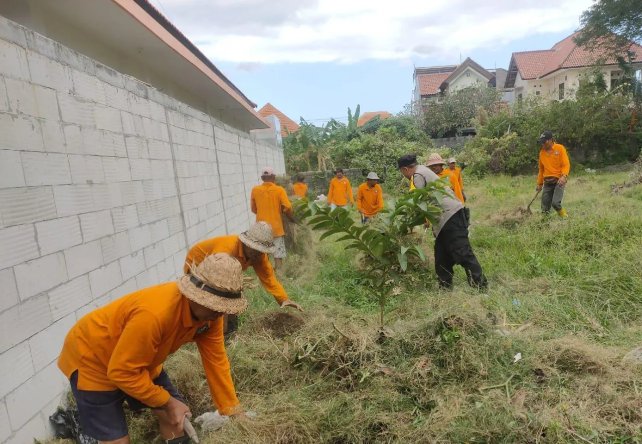 Bhabinkamtibmas Polsek Denbar Kerja Bakti Bersama Warga dalam Rangka Minggu Bersih