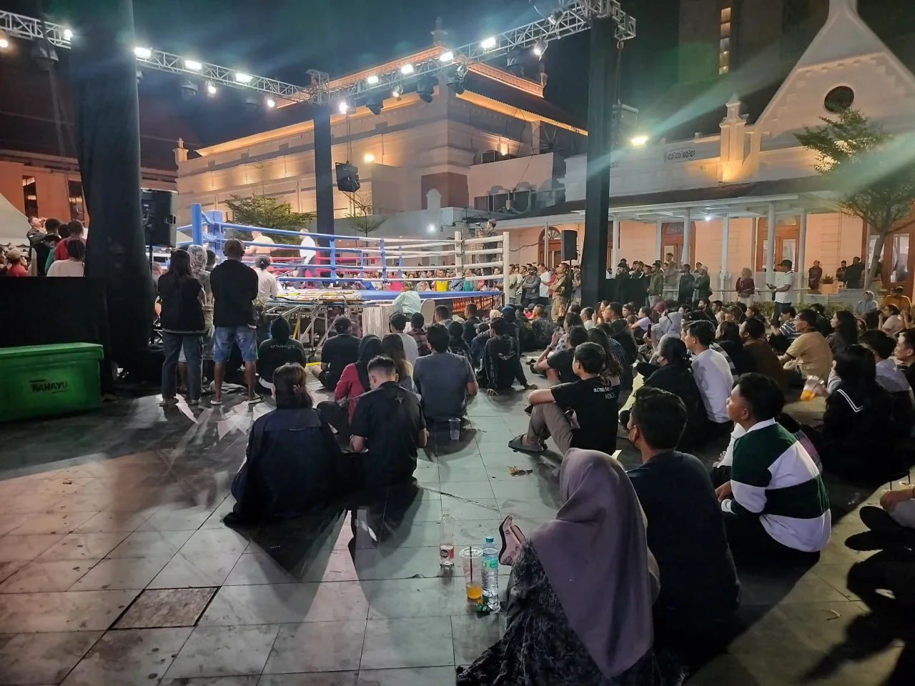 Antusias Masyarakat Surabaya Luar Biasa Nonton Tinju Di Alun Alun Surabaya