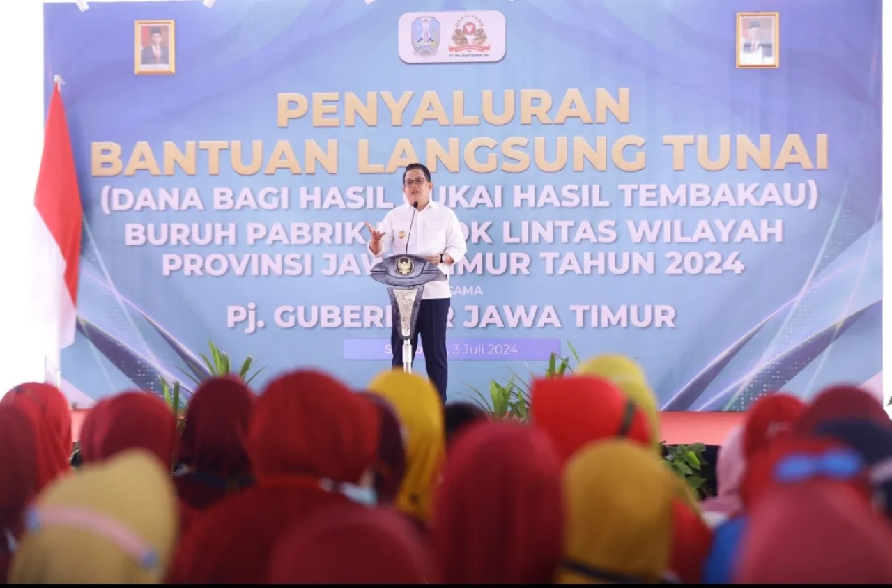 Pj. Gubernur Adhy Salurkan BLT DBHCHT Kepada 4.209 Buruh Pabrik Rokok Wilayah Surabaya