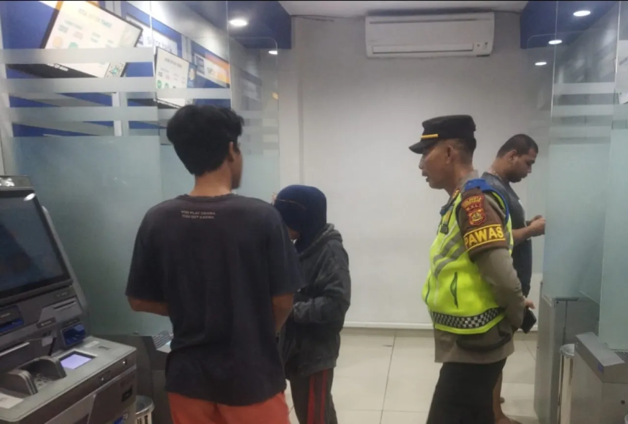 Optimalkan Bluelight Patrol Polsek Denbar Terus Berupaya Cegah Gangguan Kamtibmas Malam Hari