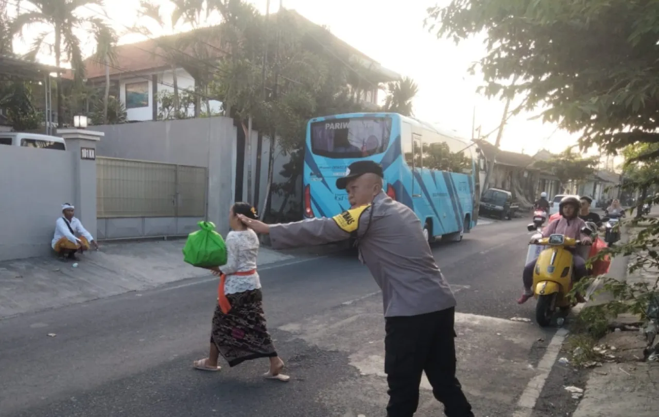 Ciptakan Kelancaran Rombongan Tirta Yatra Bhabinkamtibmas Polsek Denbar Beri Pelayanan Pengaturan Lalin