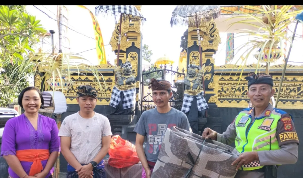 Wujud Kedekatan Polri Dengan Masyarakat, Kanit Binmas Polsek Denbar Serahkan Sarana Kontak