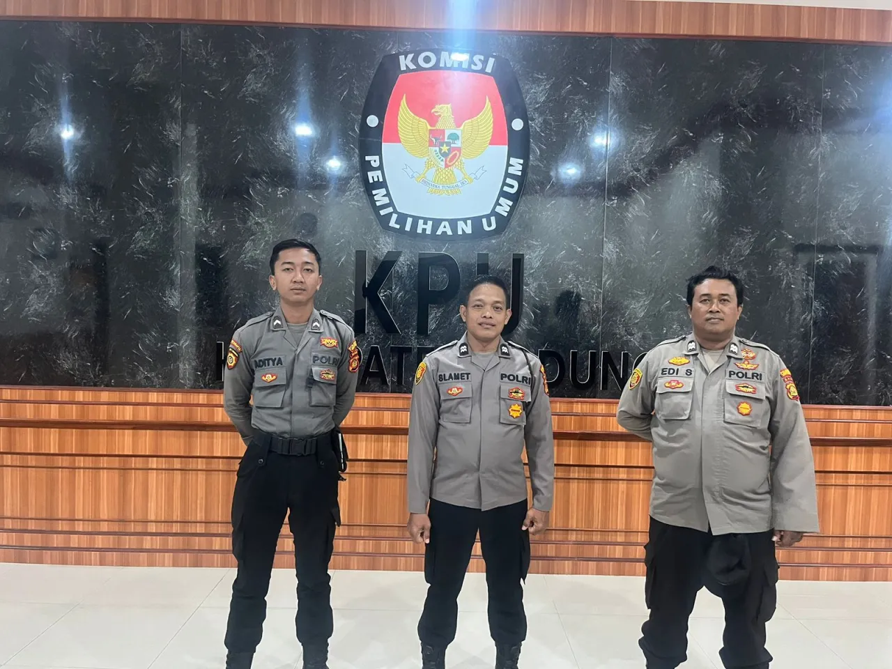 Pengamanan Kantor KPU dan Bawaslu Kabupaten Badung dalam Tahap Pendaftaran dan Pengumuman Paslon Omp