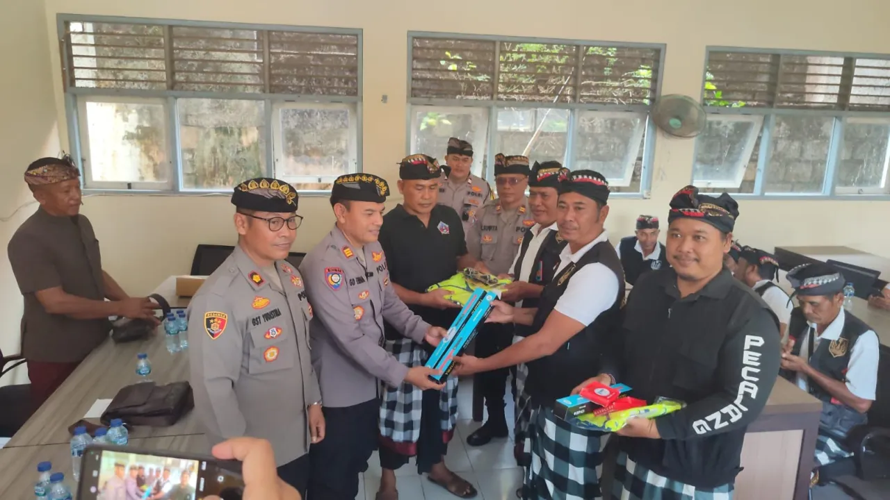 Jaga Kamtibmas Jelang Pilkada Serentak Safari Kamtibmas Polresta Denpasar di Desa Adat Kampial, Kuta